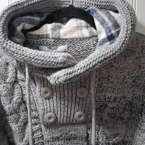 Men's Gray Cable Knit Sweater with Button Detail - Picture 9 of 16